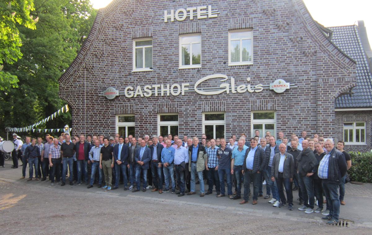 Gruppenfoto vorm Gasthof Gleis